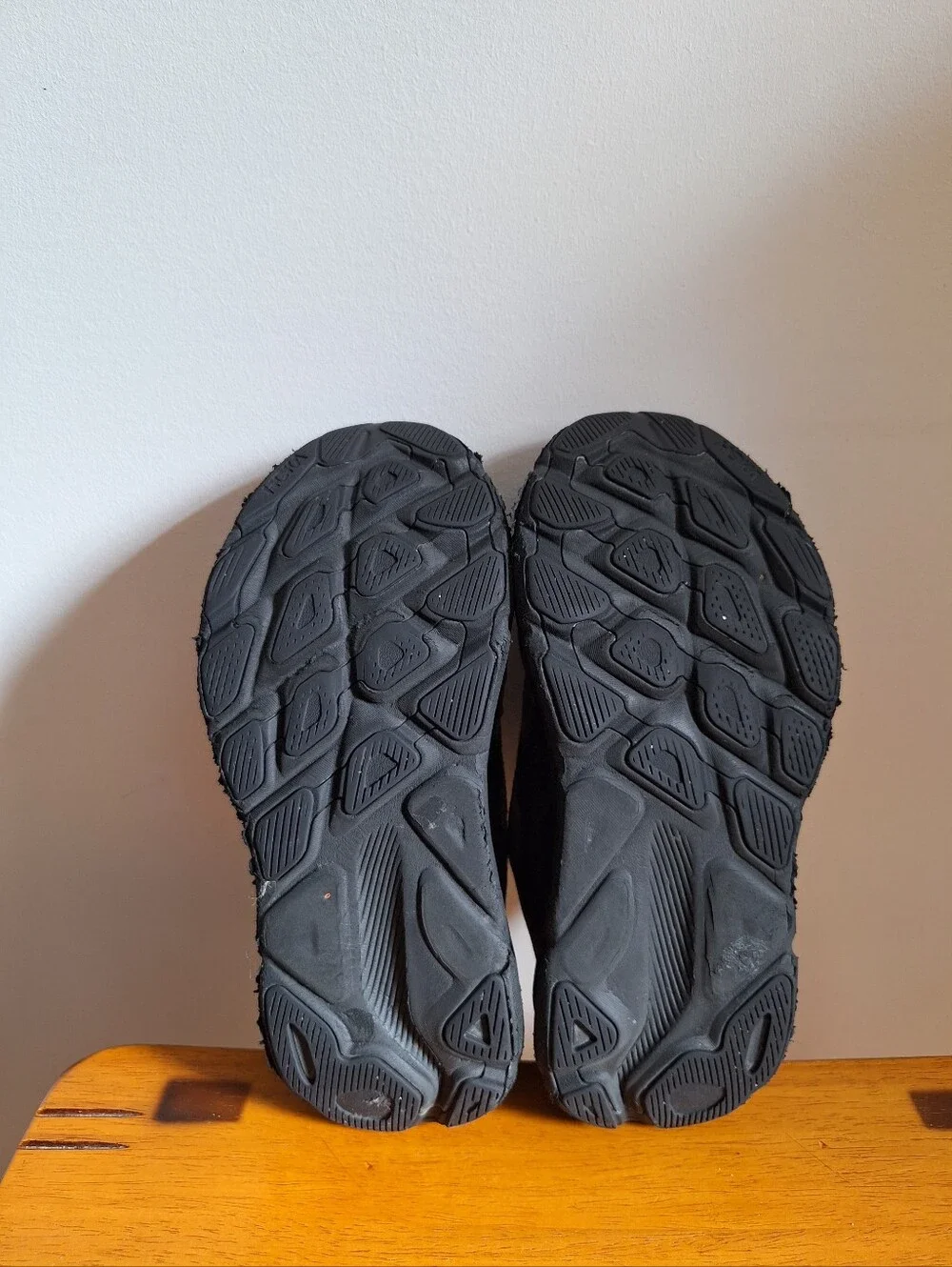 Hoka Clifton 9 Women's Black/Black Size 8.5D